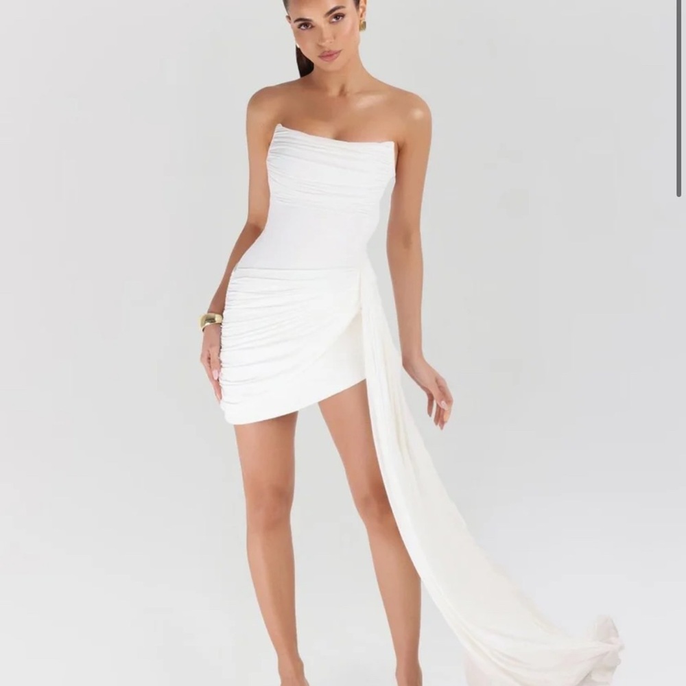 Elegant White Strapless Dress with Drape